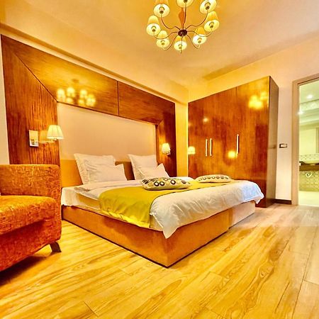 Royal Studio Apartment With A Perfect View - Yamaluxe Bukurešť Exteriér fotografie