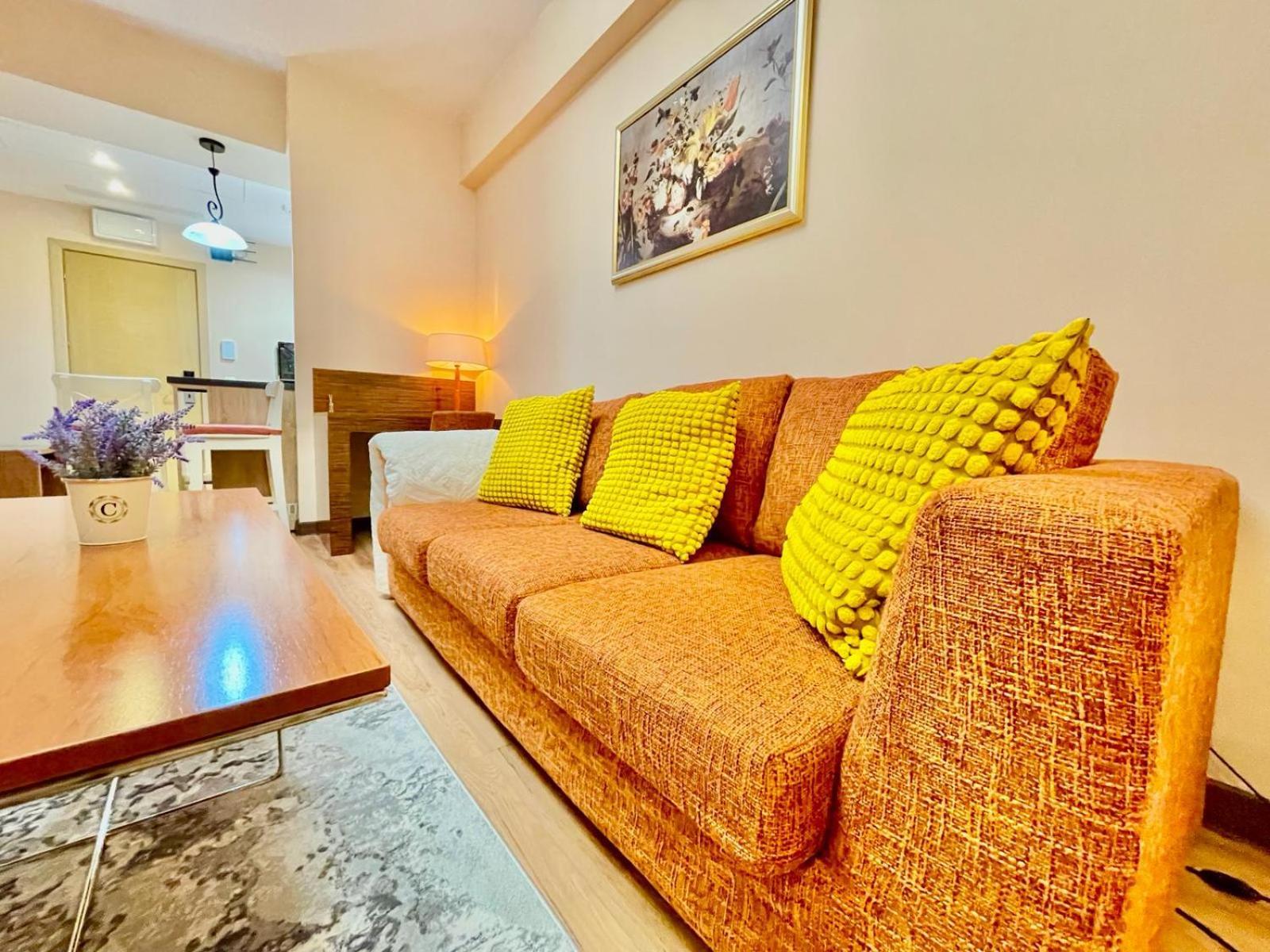 Royal Studio Apartment With A Perfect View - Yamaluxe Bukurešť Exteriér fotografie
