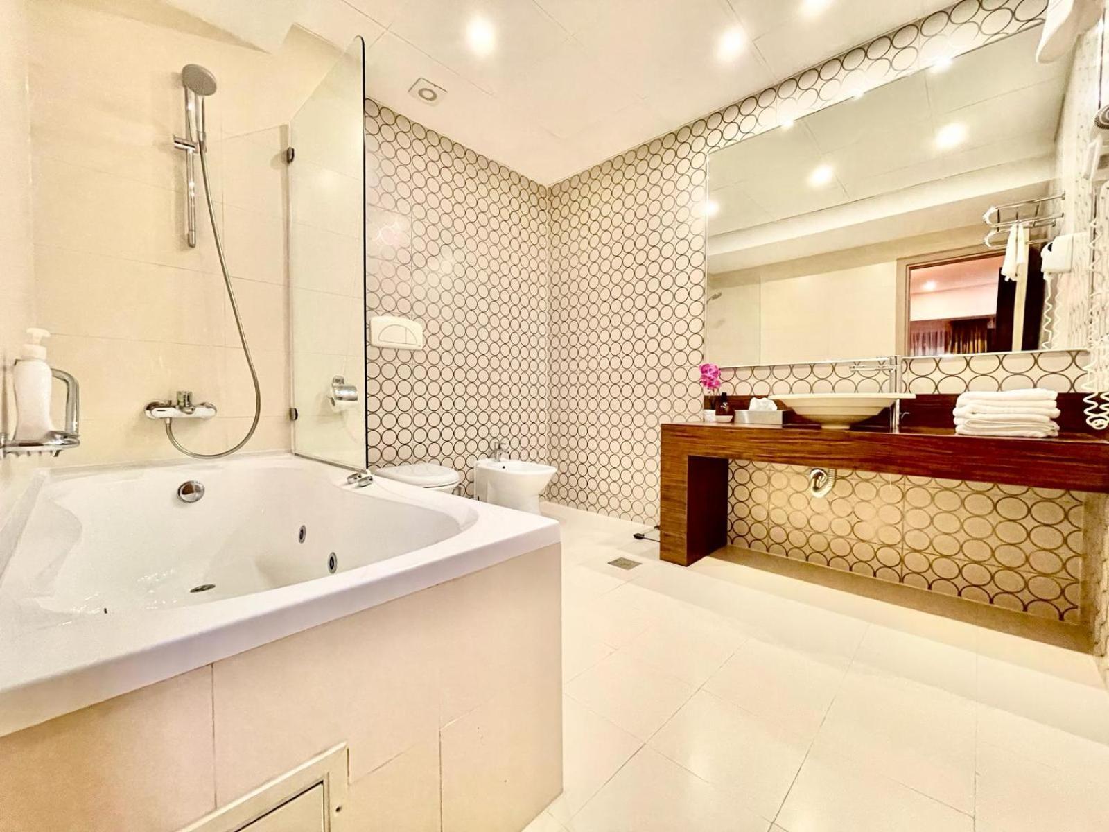 Royal Studio Apartment With A Perfect View - Yamaluxe Bukurešť Exteriér fotografie